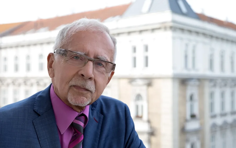 Mám počítač i chytrý telefon. Stereotyp o seniorovi na zahrádce úspěšně bořím, říká ombudsman
