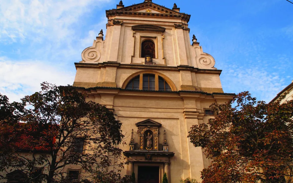 Archeologové odkryli u kostela Panny Marie Vítězné nálezy z raného středověku