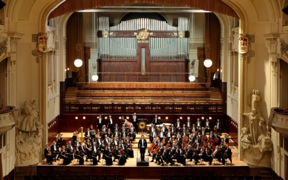 Symfonický orchestr hl. m. Prahy FOK, uprostřed Tomáš Brauner