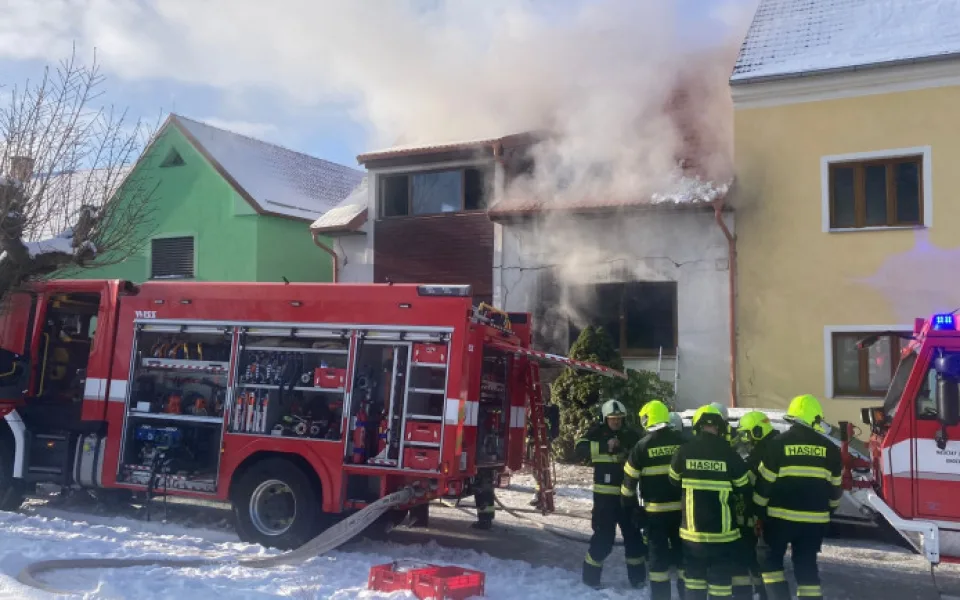 Dobroden Leoše Mareše znovu pomáhal. Přes milion poslal rodině, která přišla o dům