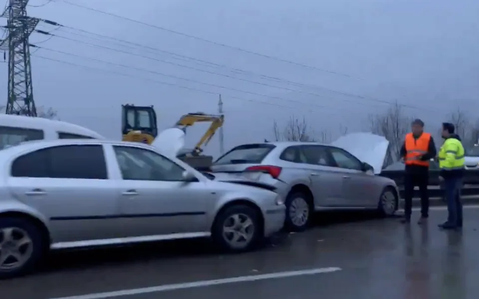 Při hromadné nehodě se srazilo pět aut.