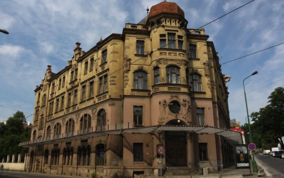Budova Klárova ústavu slepců u úřadu vlády se dočká rekonstrukce. Hledají jejího projektanta