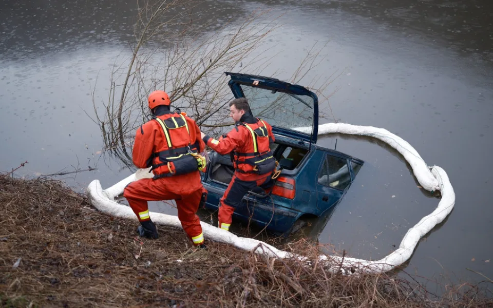 VIDEO: Řidiči sjelo auto do Vltavy, vytáhnout ho museli hasiči