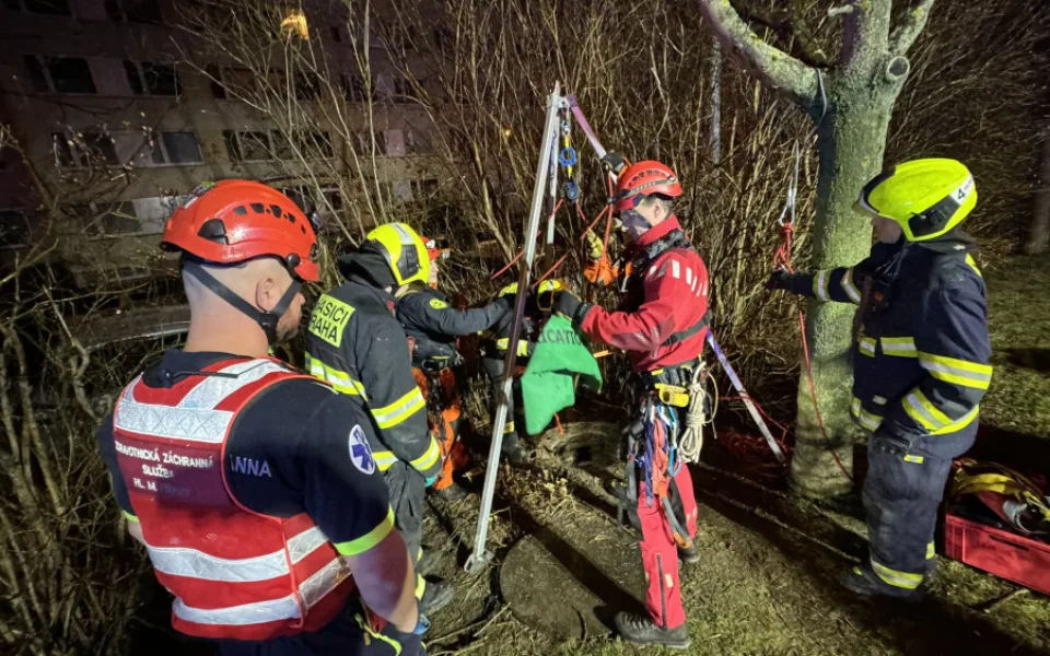 VIDEO: Žena se propadla do kanálu, ven ji vytáhli na kladce