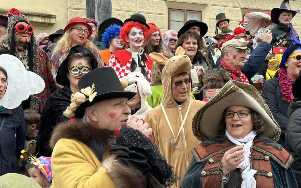 FOTOGALERIE: Když klokan potká jeptišku. Prahou prošel průvod masopustních masek