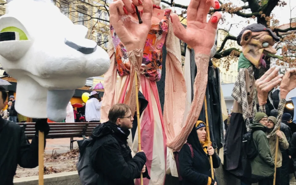 Výroba masek a pohádka pro děti odstartovaly dnešní žižkovský masopust