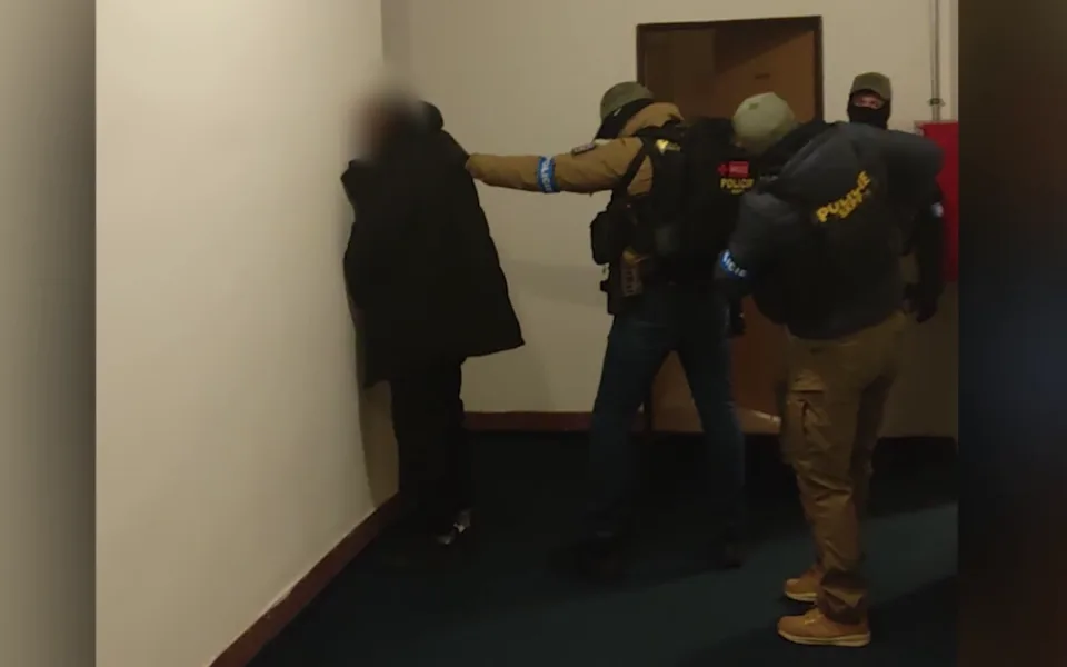 VIDEO: Dvojice slibovala bezdomovci práci a byt. Místo toho ho uspala a okradla o poslední peníze
