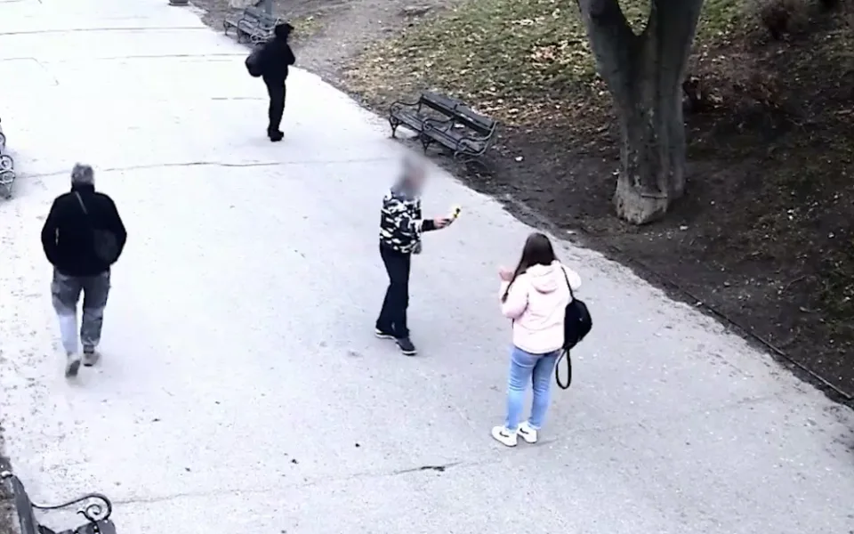 Muž nejdřív ohrožoval ženu hořícími novinami, pak pěstmi.