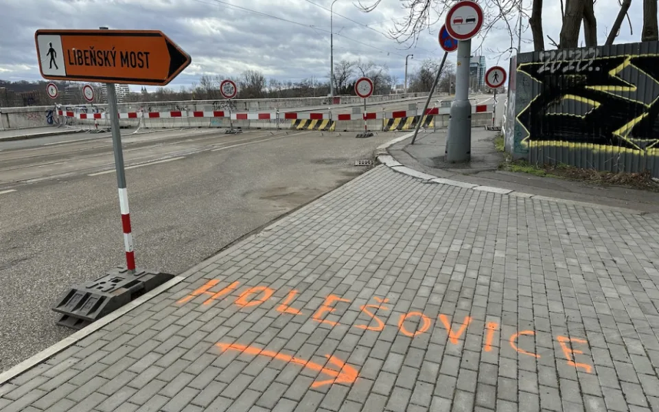 Most nesmí přejít ani chodci.