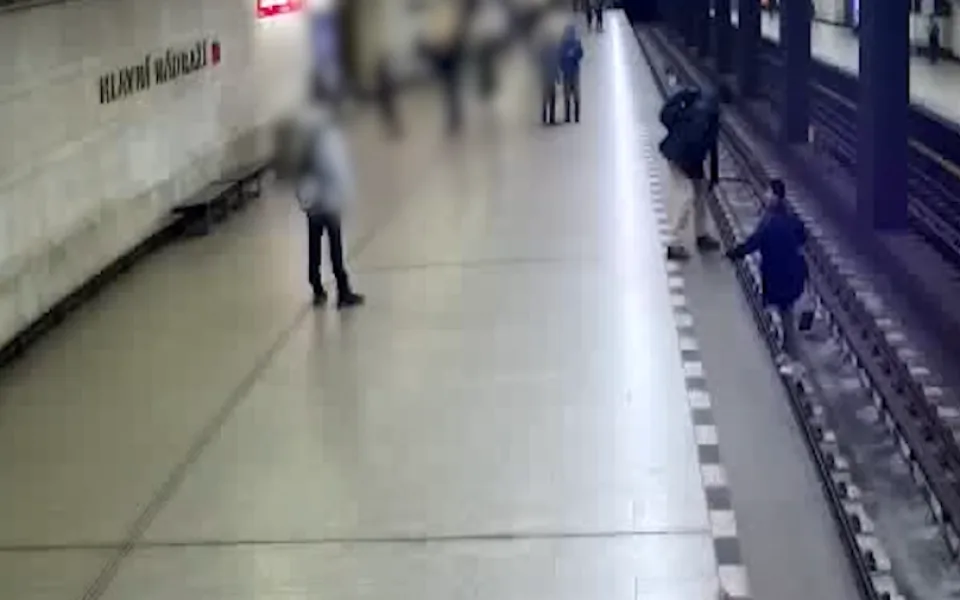 VIDEO: Neznámý muž bránil druhému vylézt z kolejiště metra. Pak ho do něj shodil