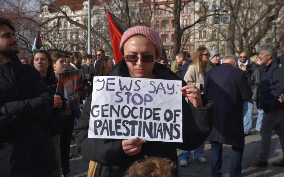 Policie v pozoru, antikonfliktní tým na místě. Na náměstí Míru začal pochod solidarity s Palestinou