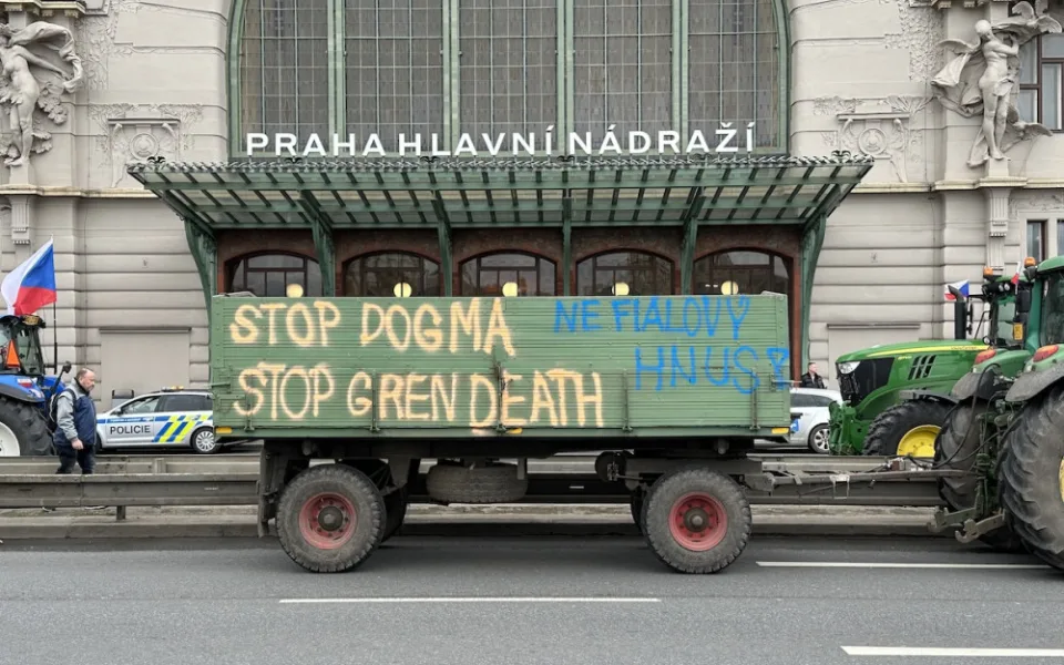 VIDEO: Zemědělci dorazili protestovat do Prahy. Kolona traktorů zablokovala tramvaje