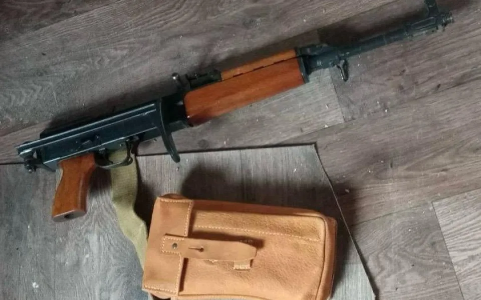 Muž měl doma nelegálně držený samopal.