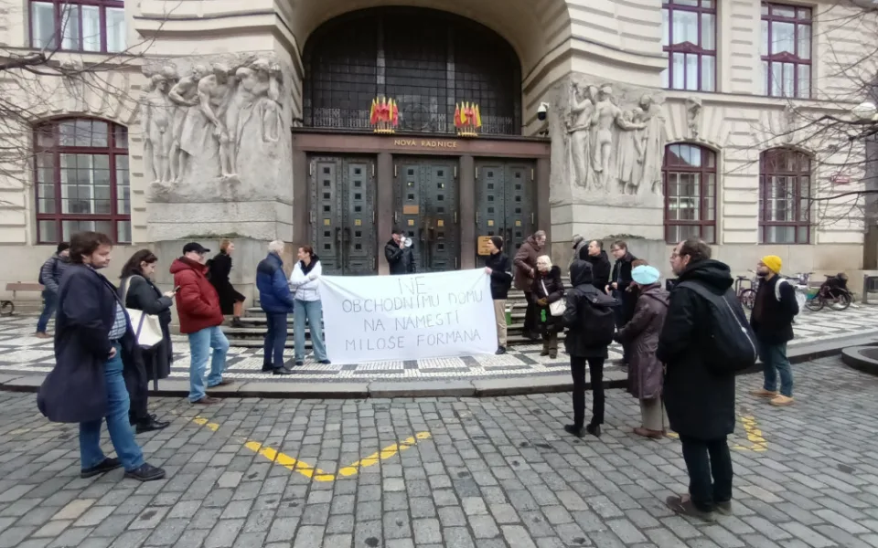 Vedení Prahy podpořilo novostavbu na náměstí Miloše Formana, čelí kritice