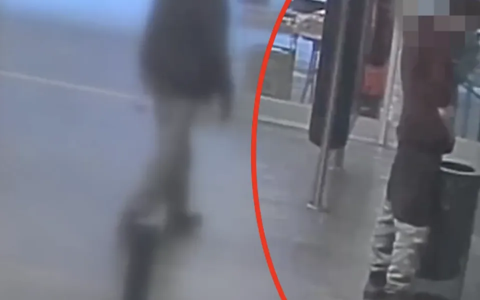 VIDEO: Muž obtěžoval cestující v metru. Ve vestibulu se pak vymočil do odpadkového koše