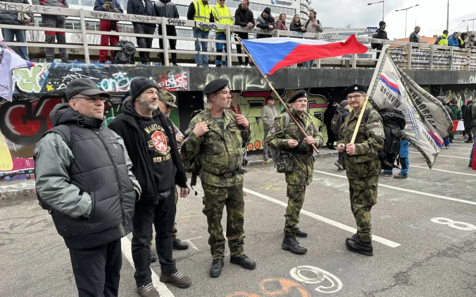 Účastníkům demonstrace zemědělců ve vojenských uniformách hrozí pokuta