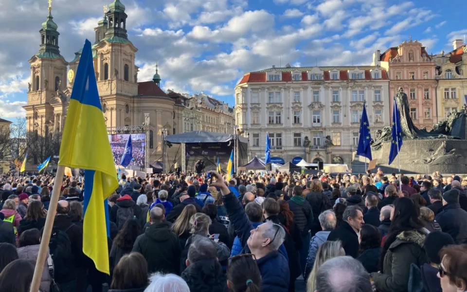 VIDEO: Prahou prošel průvod na podporu Ukrajiny, připojil se k shromáždění, kde promluvil prezident Pavel