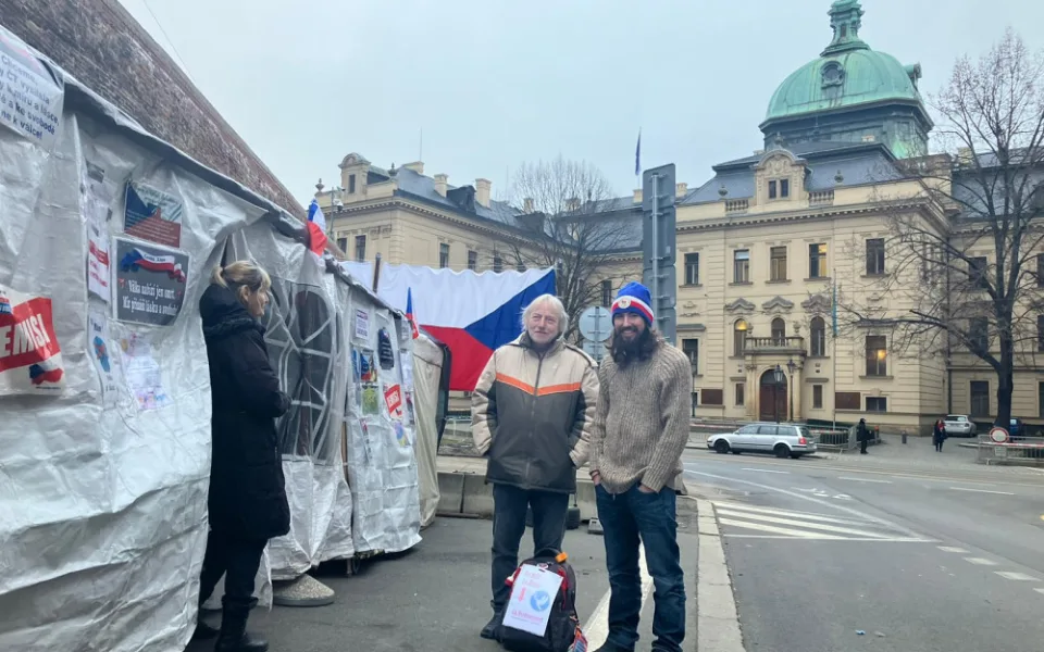 „Dáváme lidem prostor se vyjádřit,“ říká Ondřej Thor z petičního stánku před Úřadem vlády