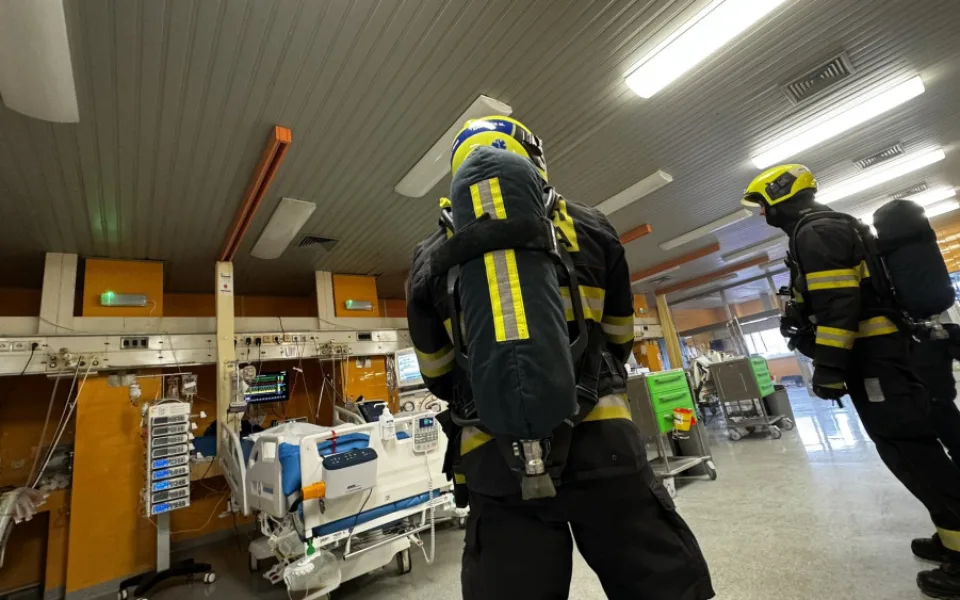 Na jednotce intenzivní péče nemocnice Bulovka hořel ventilátor. Pacienty evakuovali