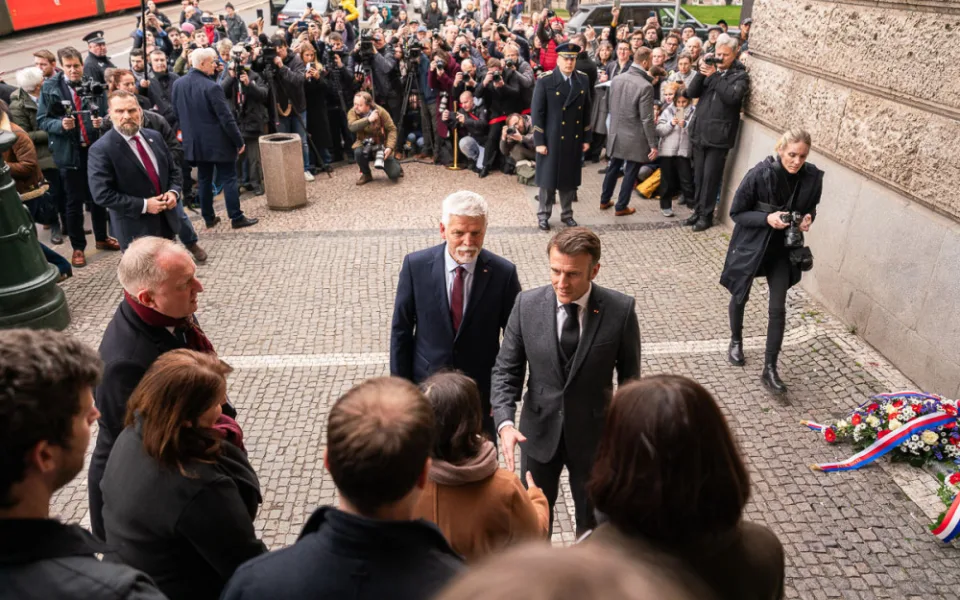 Macron s Pavlem uctili u Filozofické fakulty oběti prosincové střelby