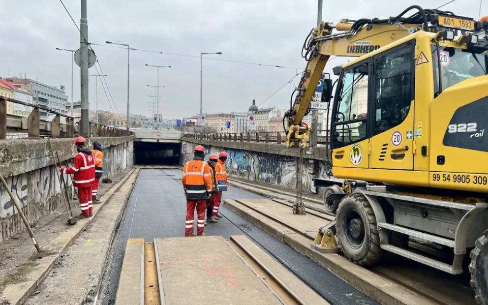 Tramvaje se na Hlávkův most vrátí po výluce o osm dní dříve
