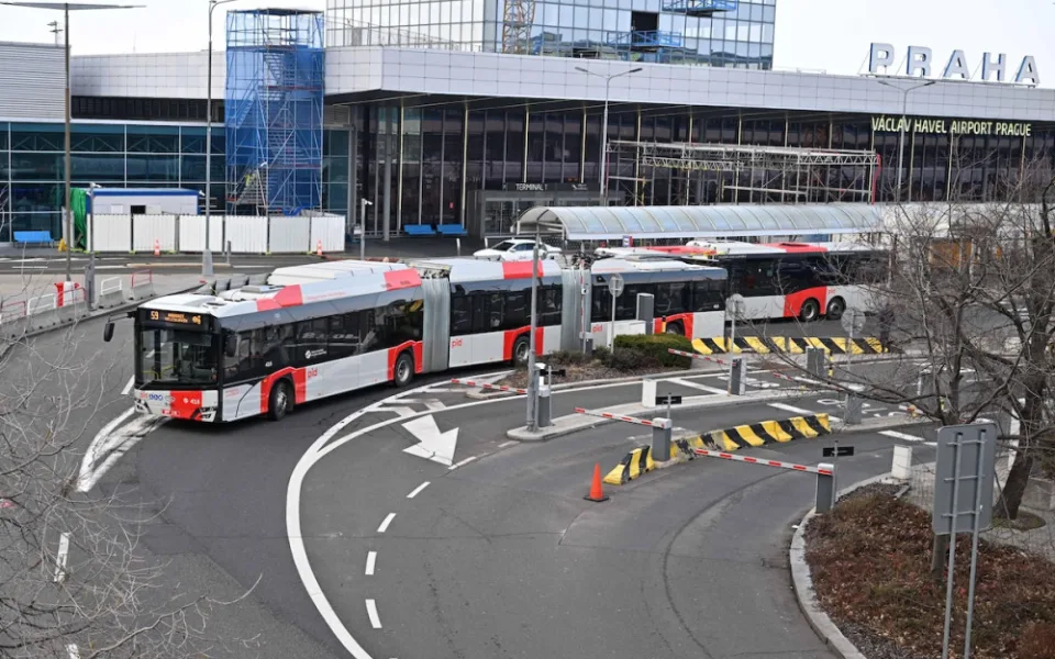 Na letiště jezdí nově z Veleslavína nejdelší trolejbus