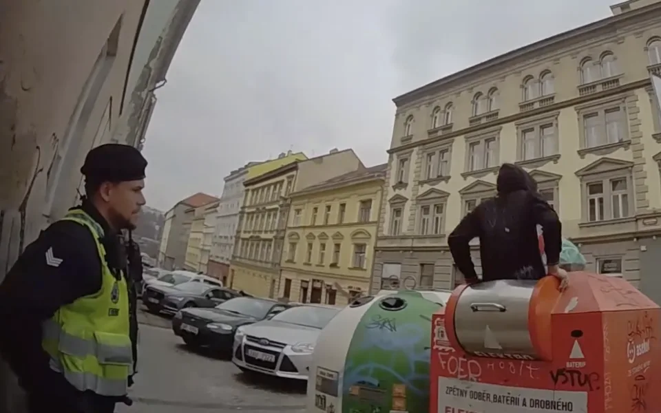 Muž vlezl do popelnice celý.