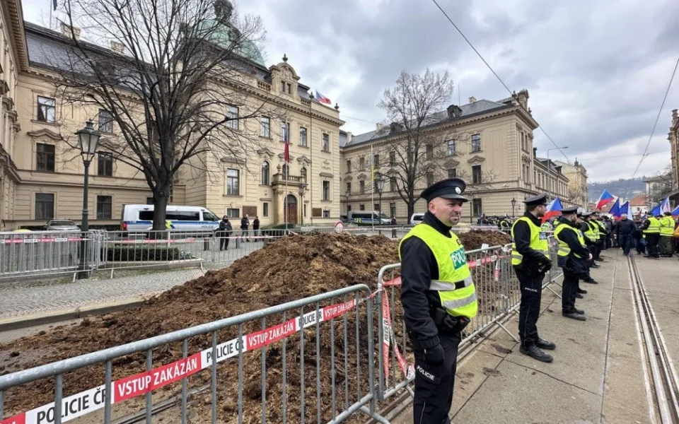 Hnůj na silnici před úřadem vlády. Zemědělci i přes sliby zablokovali dopravu v Praze