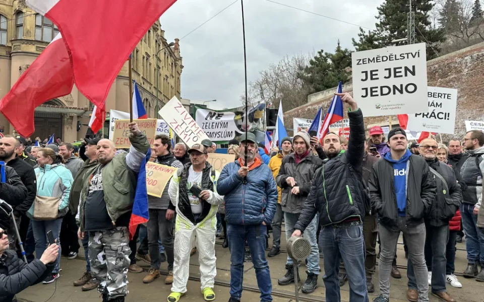 FOTOGALERIE: Hnůj hlídaný policií, naštvaní zemědělci a zase ten guláš. Podívejte se, jak vypadal další protest farmářů