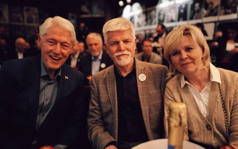 Bývalý americký prezident Clinton se dnes zúčastnil akce v Redutě, potkal se s Petrem Pavlem