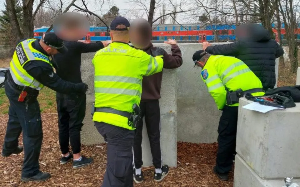 Trojice okradla v parku muže. Útočníci měli v kapsách boxera a čokolády