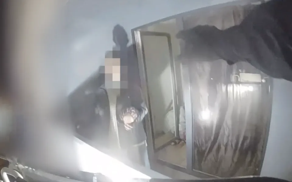 K opilci se strážníci dostali přes balkon