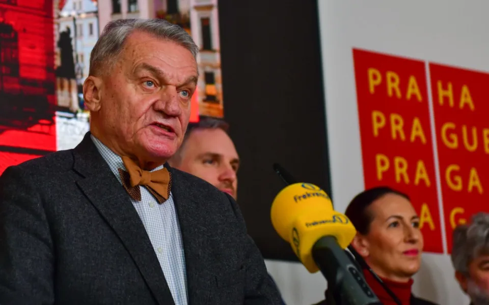 Primátor Svoboda prodělal černý kašel, na jednání výboru si ale nevzal respirátor
