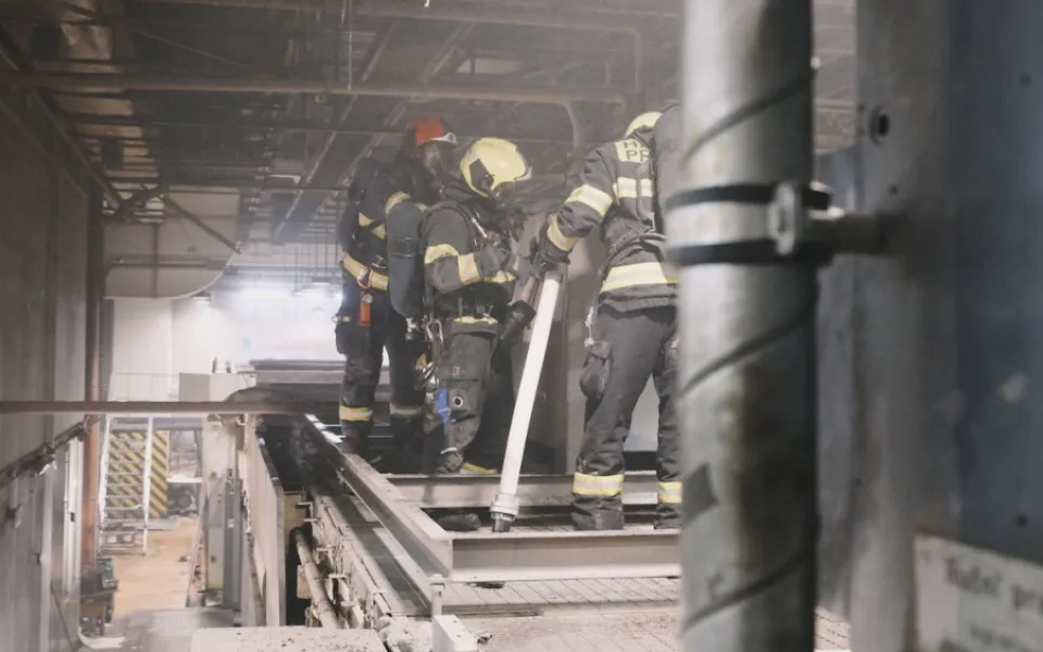 VIDEO: V pražské tiskárně vypukl požár, jeden člověk skončil v nemocnici