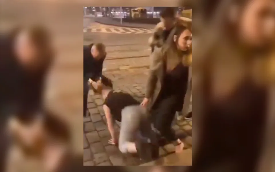 VIDEO: Opilý policista v Praze napadl devatenáctiletou dívku, vláčel ji po silnici za vlasy