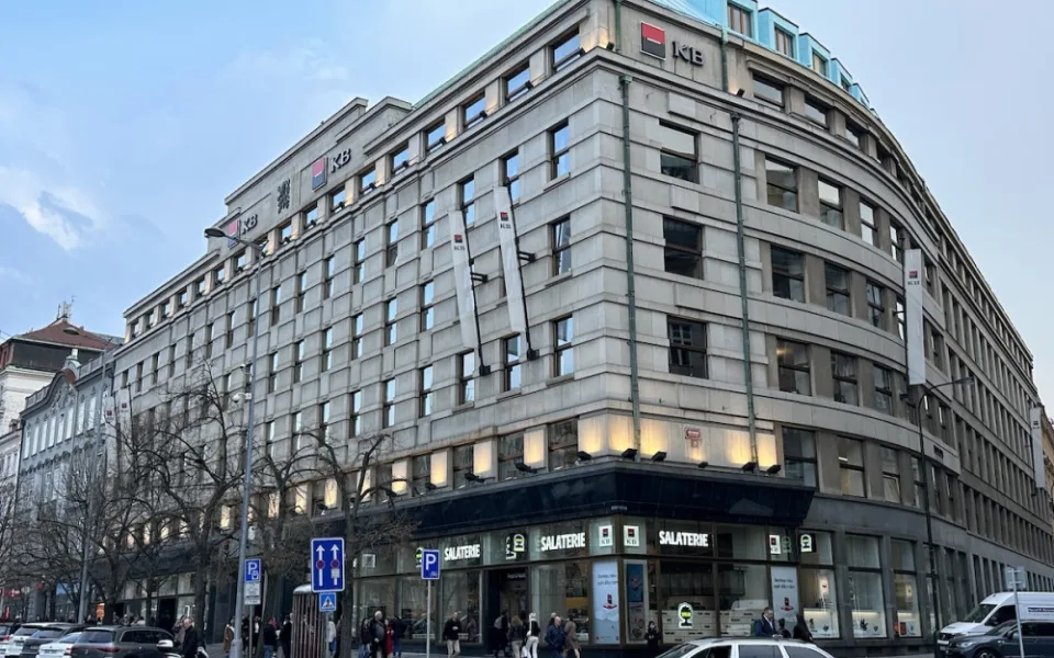 Budova je na rohu Václavského náměstí a Štěpánské