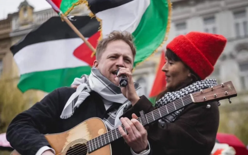 Na pražském Klárově se dnes sešly stovky lidí na podporu Palestiny. Vystoupil i Tomáš Klus