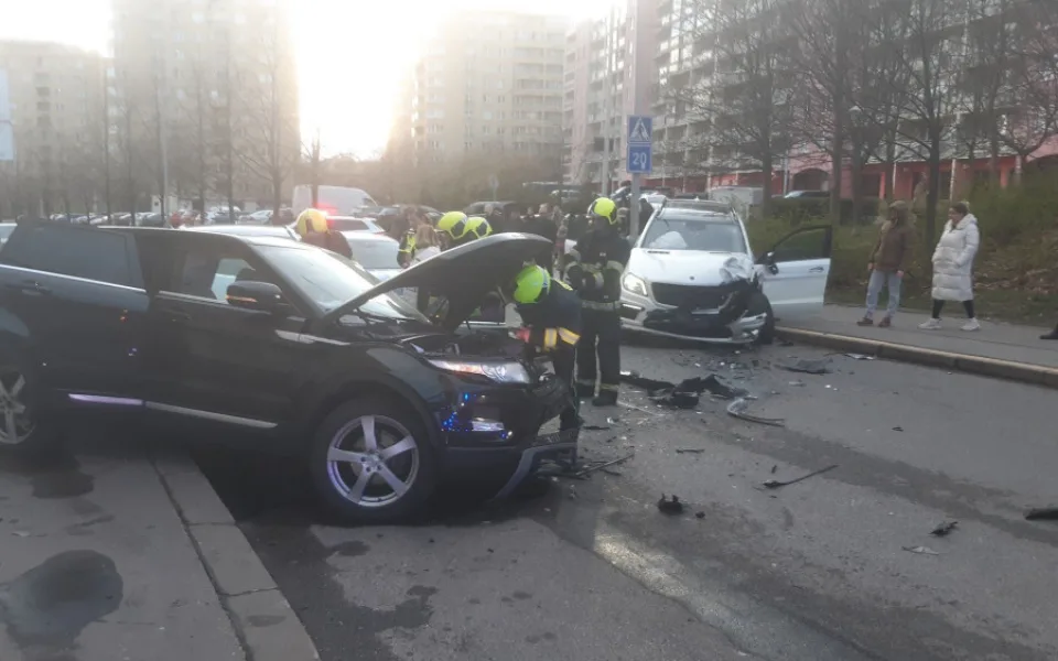 V pražských Stodůlkách havarovala čtyři auta, opilý řidič chtěl od nehody utéct