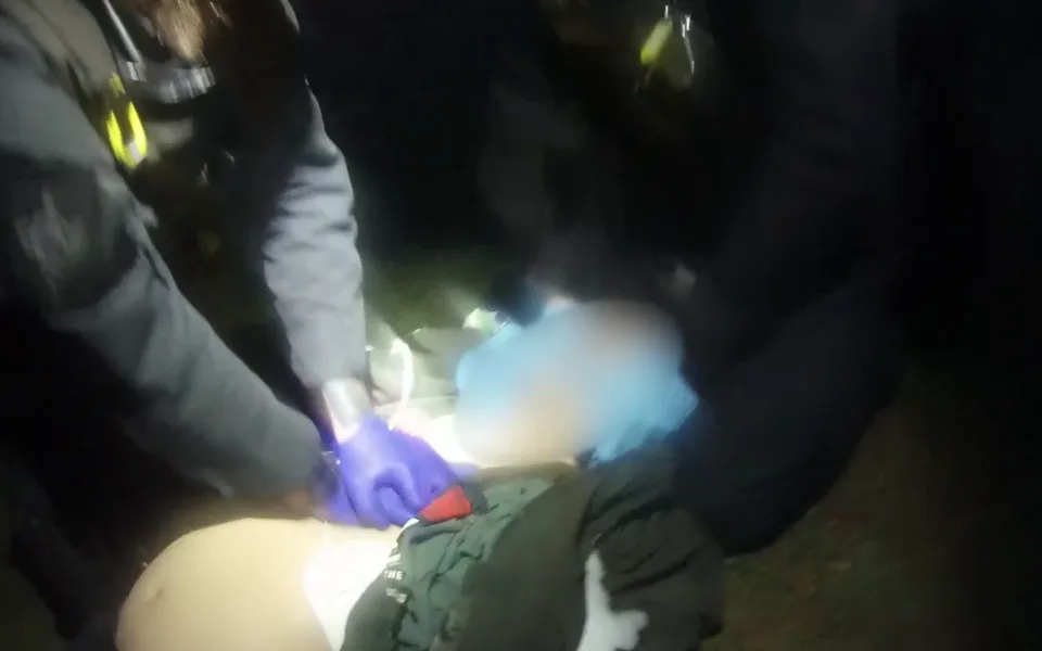 Muž byl po pádu v bezvědomí a nedýchal.