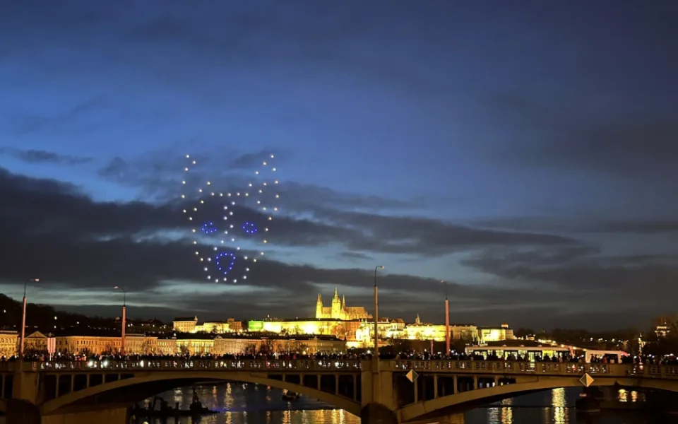 Gump pozdravil Pražany hlasem Ivana Trojana.