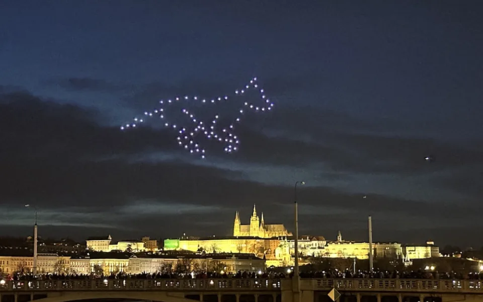 ANKETA: Líbila by se vám místo novoročního ohňostroje světelná dronová show?
