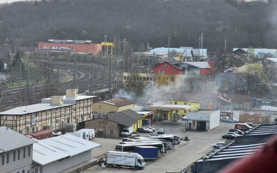 Hasiči v Nuslích zachránili z hořící budovy kočku