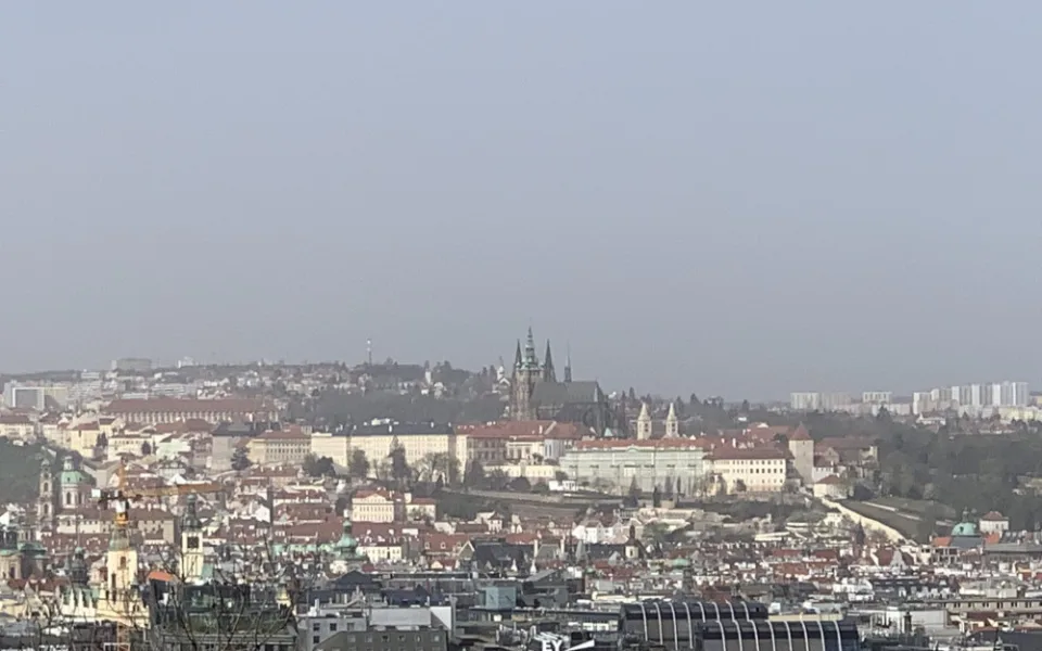 Saharský písek zahalil Prahu. Pozor by si měli dát lidé s chronickými dýchacími potížemi
