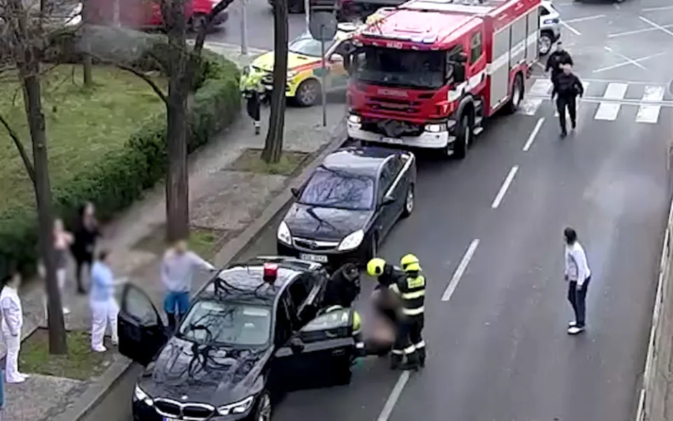 Muže vytáhli policisté a hasiči.