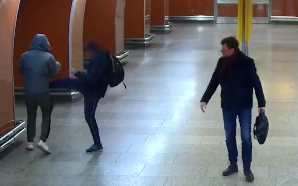 Agresor lidi napadal ve dvou stanicích metra.