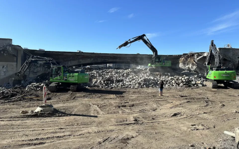 VIDEO: Začala demolice Libeňského mostu. Hroutit se začal už při přípravných pracech