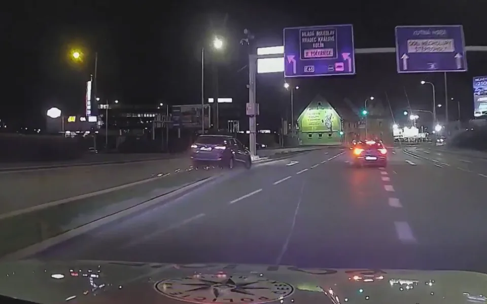 V kradeném autě muž boural.