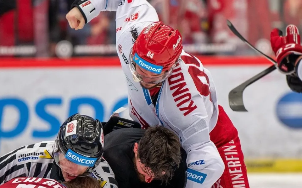 Po faulu Řepíka se na ledě strhly dvě bitky