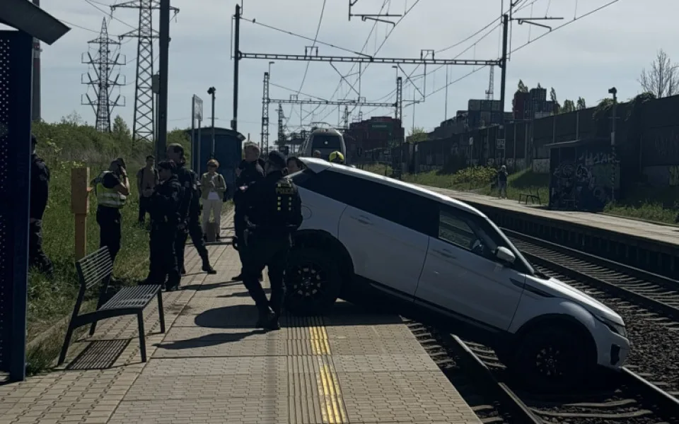 Auto vytáhli jeřábem.