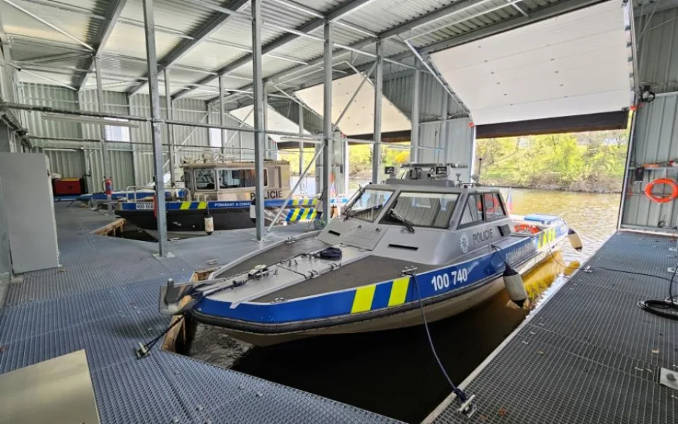 Policie má v Praze nová garážová stání pro lodě poříčních policistů
